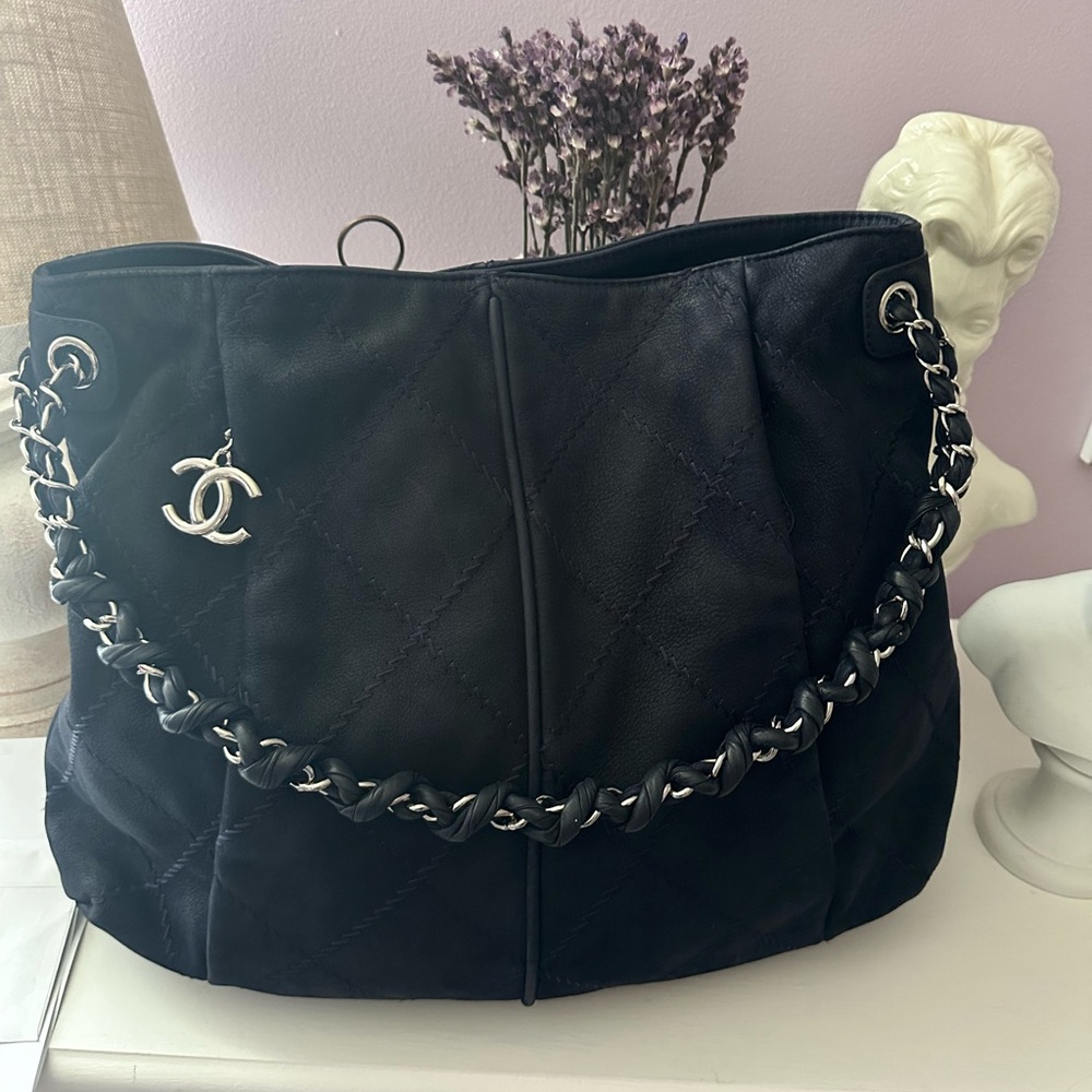 CHANEL Navy Blue Shoulder Bag with Iconic Chain Strap - Picture 8 of 16